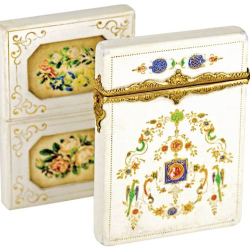 Dwa wizytowniki z papier mache, jeden (w tle) dekorowany haftem petite point , drugi