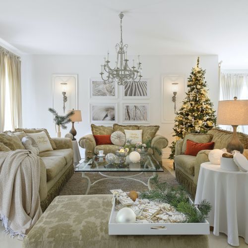 biały salon ze złotymi dodatkami