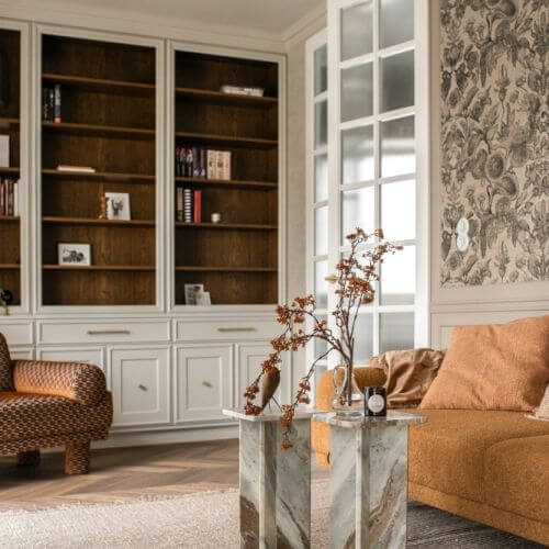elegancki salon w stylu angielskim z biblioteczką i stolikami kawowymi z kamienia