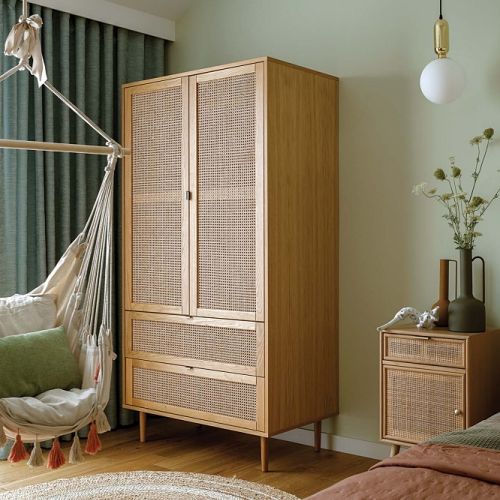 hamak, frędzelkowe abażury i meble z motywem plecionki we wnętrzu w stylu boho