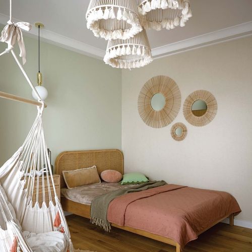 ten przytulny pokój jest urządzony w modnym stylu boho, wystrój łączy naturalne materiały z naturalną paletą barw