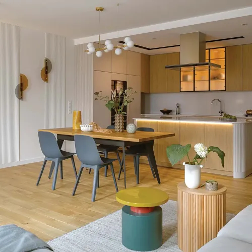 salon z kuchnią w dwupoziomowym apartamencie w Piastowie