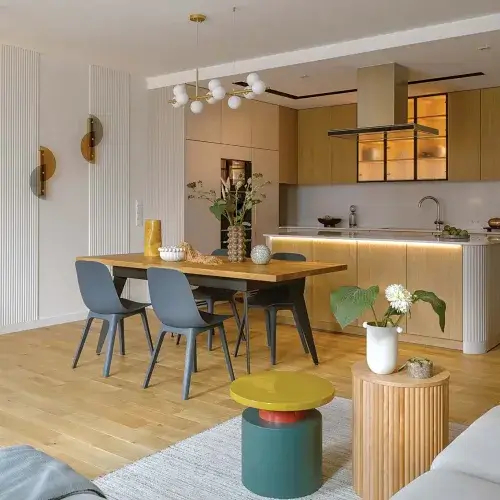 salon z kuchnią w dwupoziomowym apartamencie w Piastowie