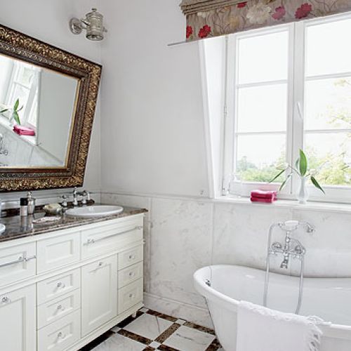 Dwustuletnie lustro w bogato zdobionej ramie.