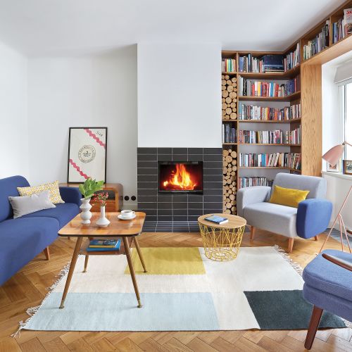 Dywan, druciany pleciony stolik, wazony na stole - Ferm Living (Scandinavian Living), poduszki z NAP, różowa lampa Gubi.