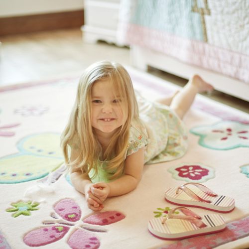 Dywan firmy Designers Guild, pastelowa kolorystyka i fantastyczne wzornictwo. Do kupienia w sklepie KONIK NA