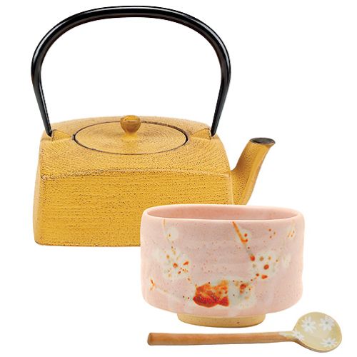 Dzbanek żeliwny i ceramika japońska: czarka matchawan takumi shino, 142 zł łyżeczka hana, 12 zł. nagomi.pl