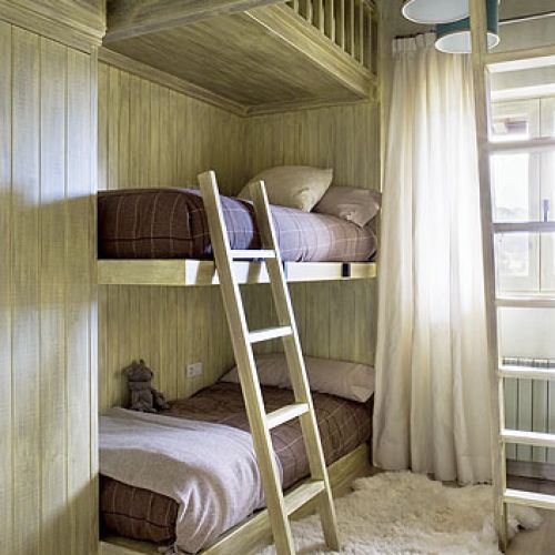 Dzieci lubią piętrowe łóżka. Dom na wzgórzach Katalonii