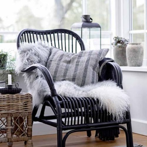 Dzięki dodatkom w postaci przytulnych pledów, poduszek o miękkich, puszystych fakturach czy futerkowym dywanikom nadamy