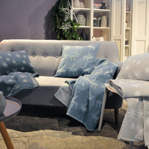 Dzięki dodatkom w postaci przytulnych pledów, kocy, poduszek o miękkich, puszystych fakturach czy futerkowym dywanikom