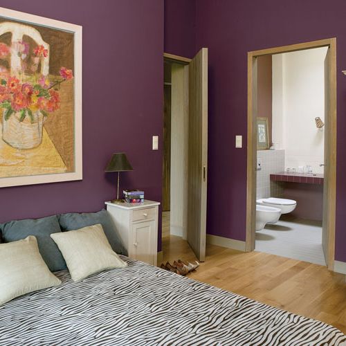 Dzięki kolorom i obrazom powstało wnętrze tak przytulne, że nawet beton nie wygląda surowo.