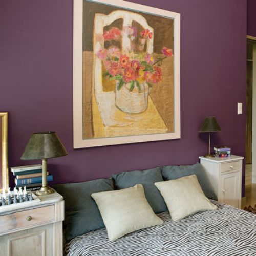 Dzięki kolorom i obrazom powstało wnętrze tak przytulne, że nawet beton nie wygląda surowo.