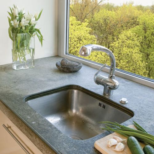 Dzięki kolorom i obrazom powstało wnętrze tak przytulne, że nawet beton nie wygląda surowo.