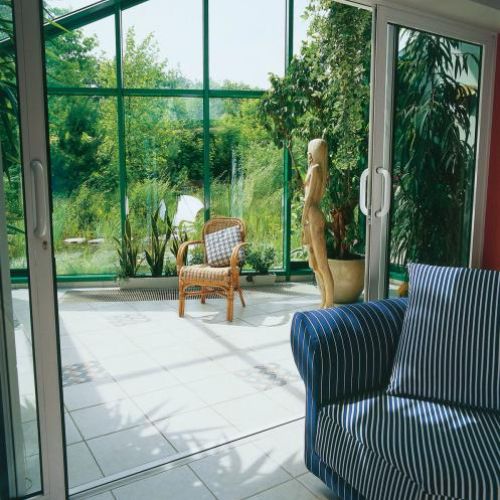 Dzięki oranżerii można poczuć się jak w ogrodzie niezależnie od pogody.