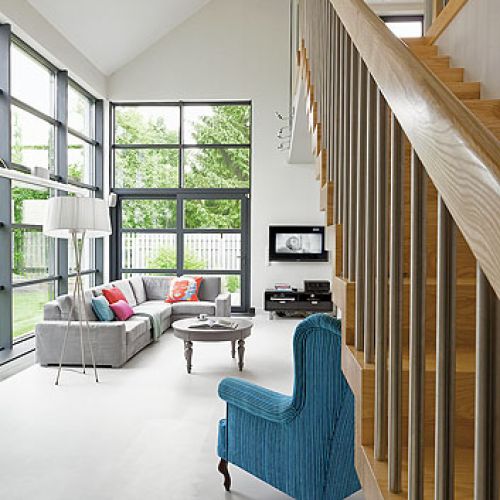 Dzięki przeszklonym ścianom w domu jest jasno, nawet w pochmurne dni.