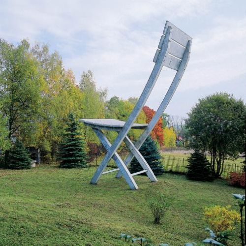 Dziesięciometrowe krzesło to symbol architektury niemożliwej Kantora. Pierwowzór stanął w 1971 roku w