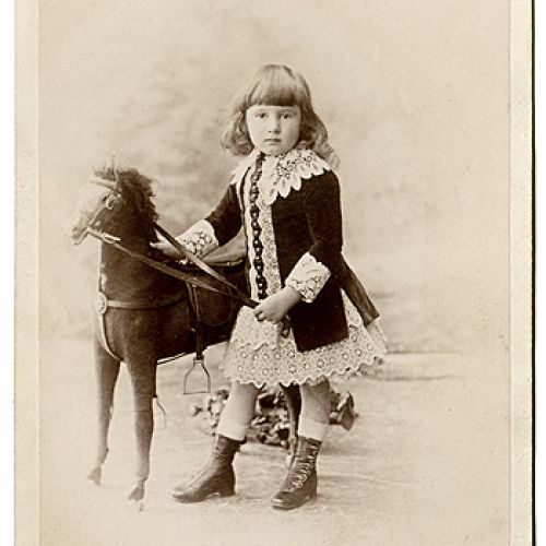 Dziewczynka w kostiumie małej księżniczki