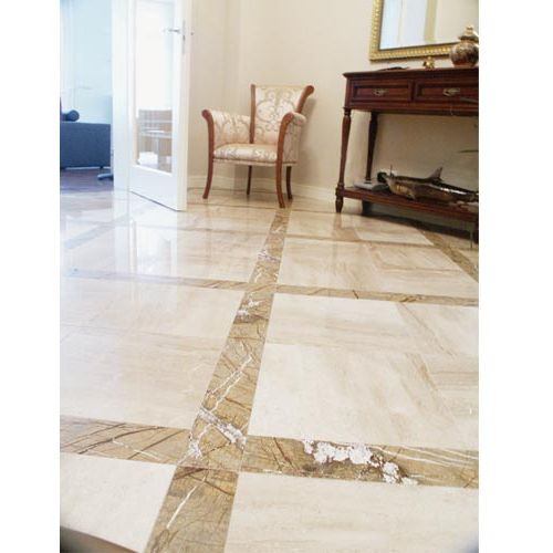 Efektowne połączenie - marmur Daino Reale (płytki 40 x 40 cm) i ciemne pasy z Rain Forest Brown. Cena 380 zł/m2. I MAR