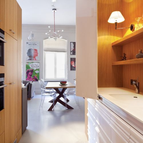 Efektowny stół to dzieło pana Dzidka, kierownika stolarni na wrocławskiej ASP.