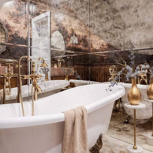 brązowa łazienka z postarzanym lustrem
