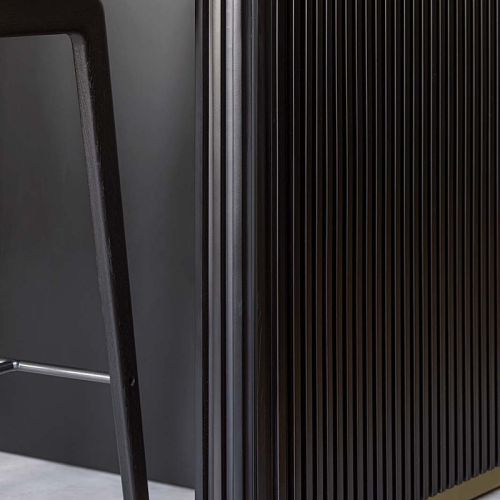 wyspa kuchenna z ciemnego ryflowanego drewna