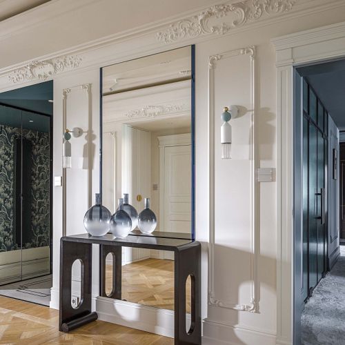 elegancki przedpokój ze sztukaterią na ścianach i suficie