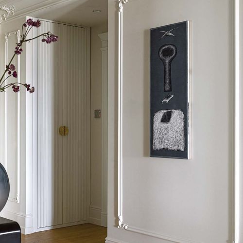 elegancki przedpokój ze sztukaterią na ścianach i suficie