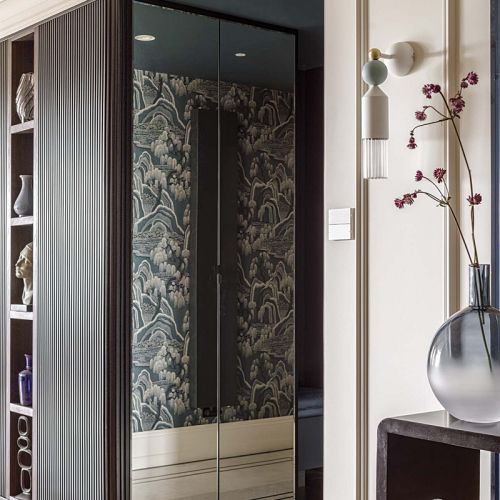 elegancki przedpokój ze sztukaterią i tapetami