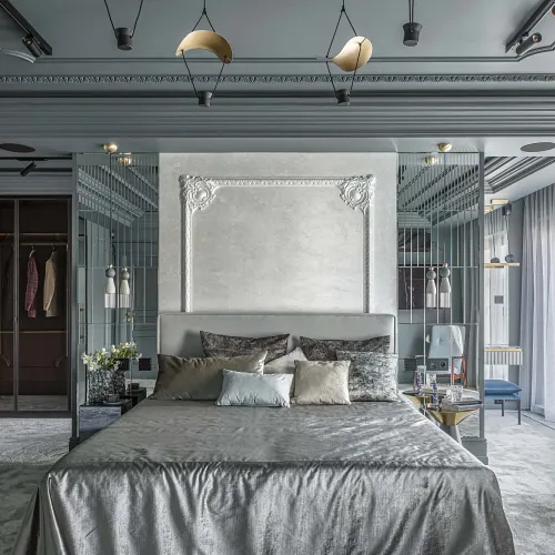 elegancka sypialnia z łóżkiem, tapetą w sztukateryjnej ramie i ścianą z lustrzanych płytek
