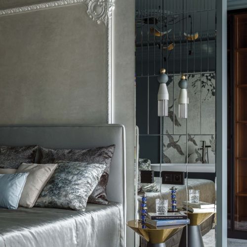 sypialnia ze ścianą z lustrzanych płytek