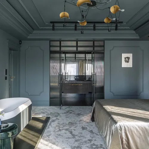 elegancka sypialnia z łazienką