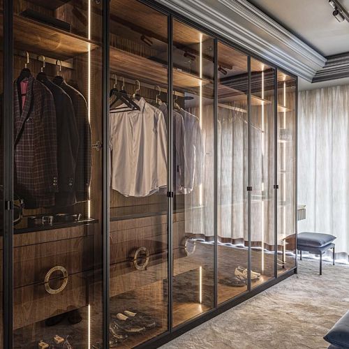 garderoba z przeszklonymi frontami i oświetleniem LED