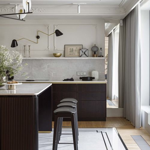 kuchnia z ryflowaną wyspą z ciemnego drewna i kamiennym dywanem na posadzce