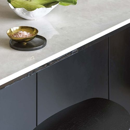 ciemna wyspa kuchenna z jasnym blatem