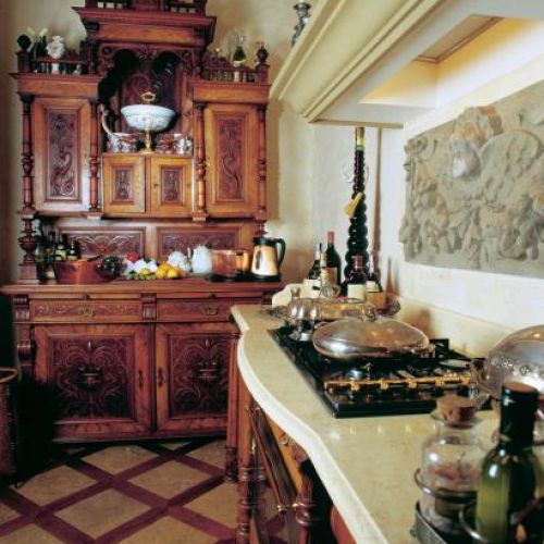 Eklektyczny kredens z japońskiego mahoniu.