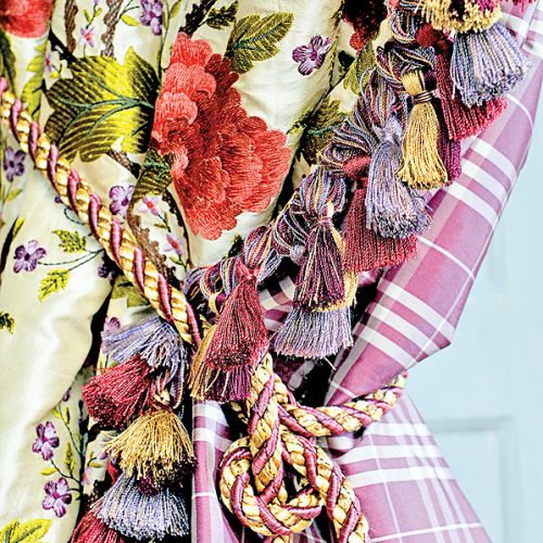 Eksplozja kolorowych frędzelków i zdobny sznur, PIERRE FREY