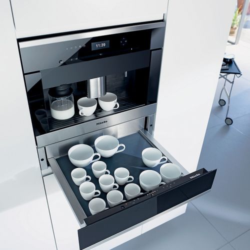 Ekspres do zabudowy CVA 6401 (11 490 zł) z szufladą do podgrzewania filiżanek za 3990 zł. MIELE