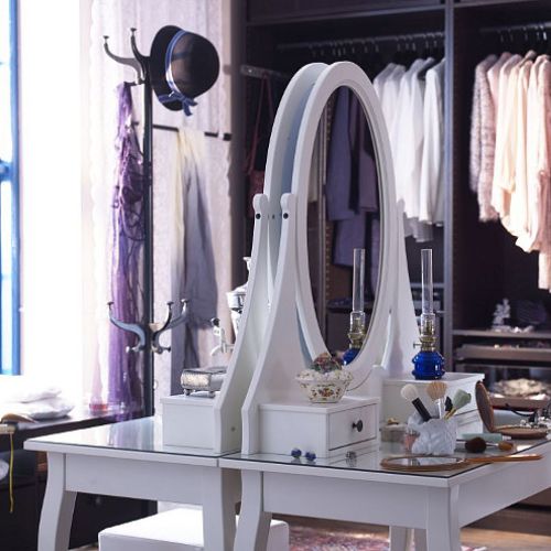 Elegancja i glamour - toaletka w garderobie. Ikea.