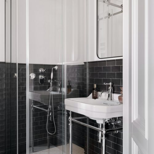 czarno-biała łazienka w mieszkaniu w kamienicy