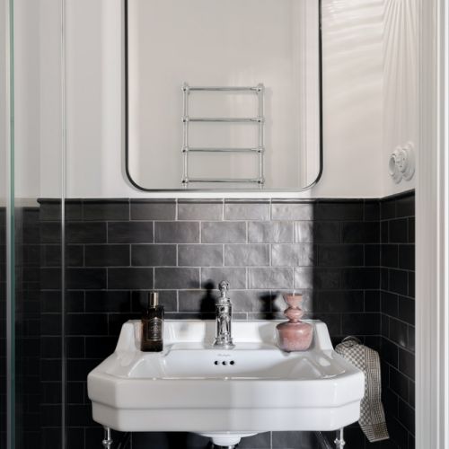 czarno-biała łazienka w mieszkaniu w kamienicy