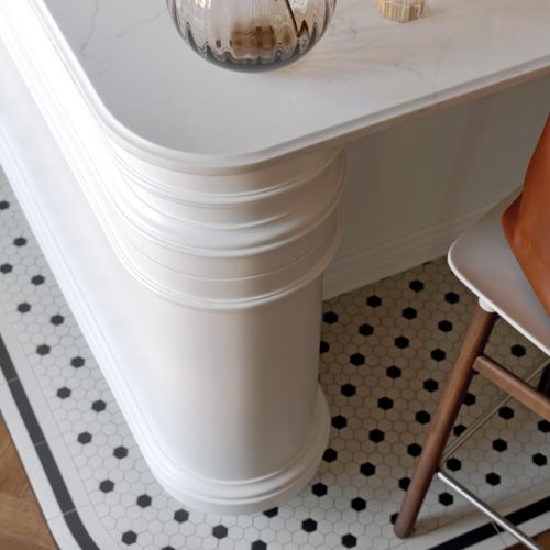 elegancka wyspa kuchenna w mieszkaniu w kamienicy