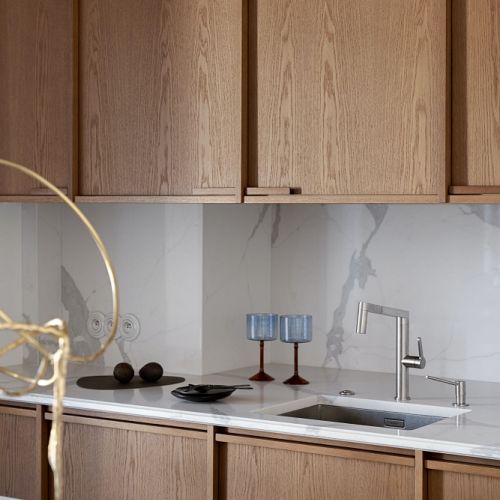 drewniane szafki kuchenne w mieszkaniu w kamienicy