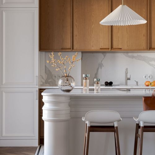 biżuteryjna wyspa kuchenna w mieszkaniu w kamienicy