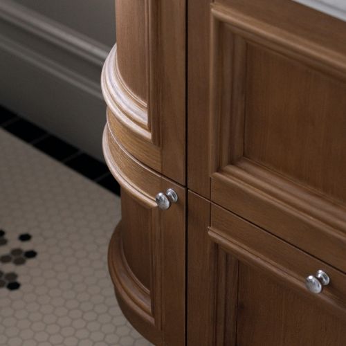 zaokrąglona szafka pod umywalkę w łazience w kamienicy