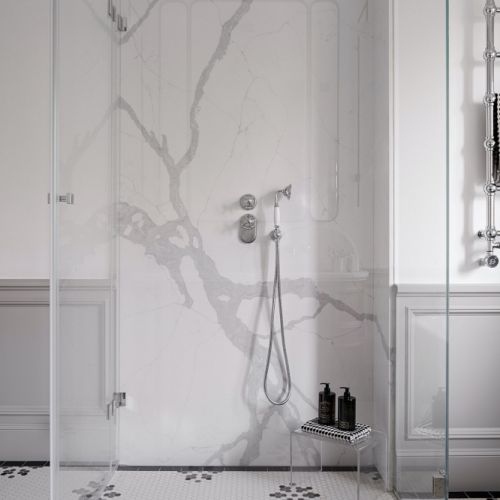 elegancka łazienka z prysznicem w mieszkaniu w kamienicy