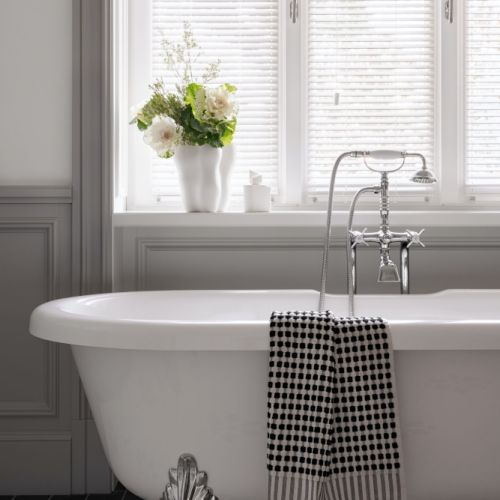 elegancka wanna w łazience w mieszkaniu w kamienicy