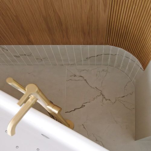 łazienka z ryflowaną ścianą