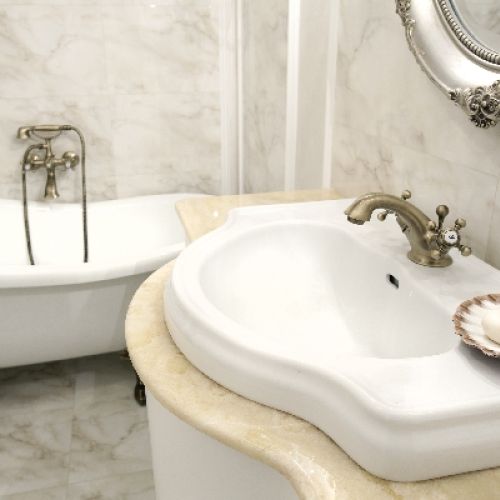 Elegancka łazienka. Wnętrza w stylu francuskim