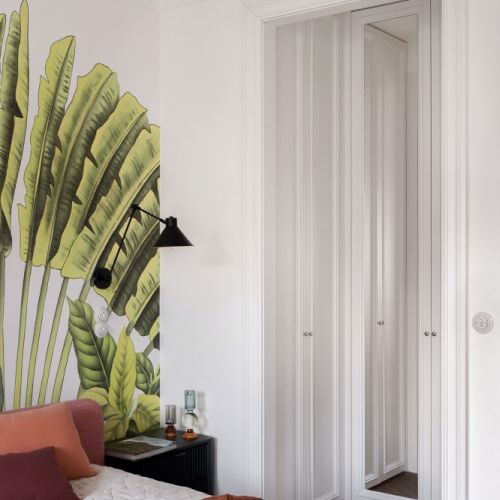 botaniczna tapeta za łóżkiem w sypialni