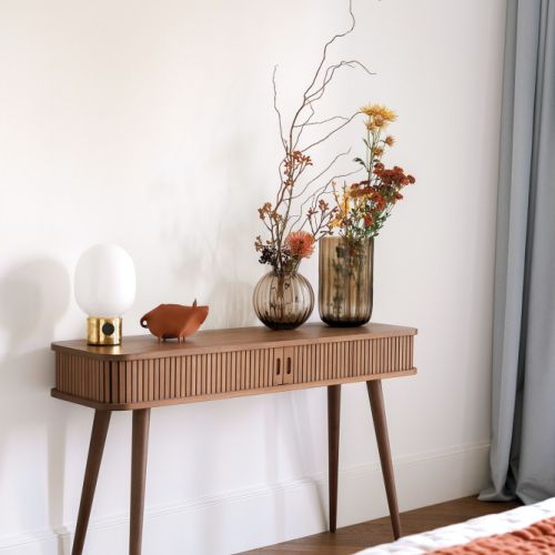 sypialnia z kolorowymi dodatkami w mieszkaniu w kamienicy